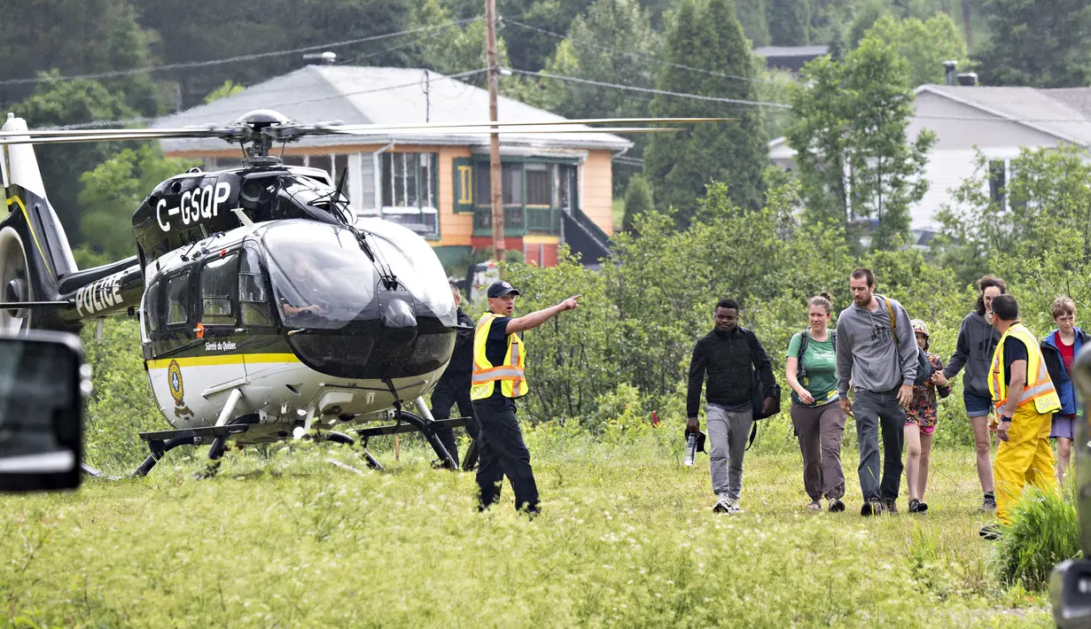 Helikopter itu digunakan untuk mengevakuasi 94 pekemah yang terjebak di perkemahan taman provinsi terdekat, kata Beaulieu. (Jacques Boissinot/The Canadian Press via AP)