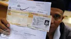 Seorang warga menunjukan surat perpanjangan kendaraan di kantor Samsat Jakarta, Senin (15/2/2016). Pelayanan pajak kendaraan bermotor terus ditingkatkan dari segi kinerja dan pelayanan demi kepuasan masyarakat. (Liputan6.com/Helmi Afandi)