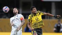 Bek&nbsp;Monterrey,&nbsp;Sergio Ramos&nbsp;berduel&nbsp;dengan pemain Borussia Dortmund, Jobe Bellingham dalam laga 16 besar Piala Dunia Antarklub 2025, Rabu (2/7/2025). (AP Photo/Mike Stewart)