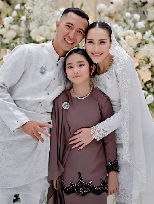 <p>Bilqis melengkapi tampilannya dengan bros dan kalung. Sementara rambutnya ditata updo simple dengan menyisakan beberapa helai rambut di kedua sisi kepalanya. [@mom_ayting92_]</p>