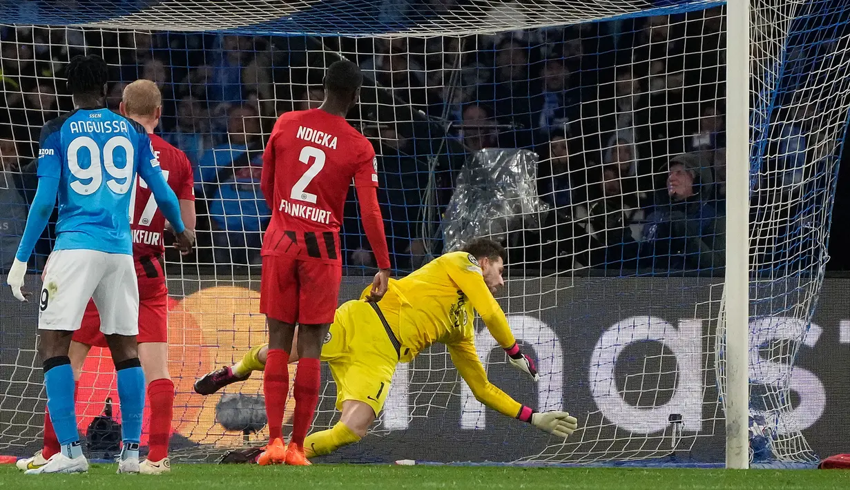 Sebelumnya, tim asuhan Oliver Glasner juga kalah 0-2 dari Napoli di kandang sendiri. (AP Photo/Gregorio Borgia)