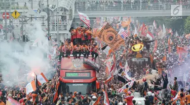 Kemeriahan konvoi kemenangan Persija pada Liga 1 di Jalan MH Thamrin, Jakarta, Sabtu (15/12). Konvoi diramaikan dengan kehadiran ribuan Jakmania. (Merdeka.com/Imam Buhori)