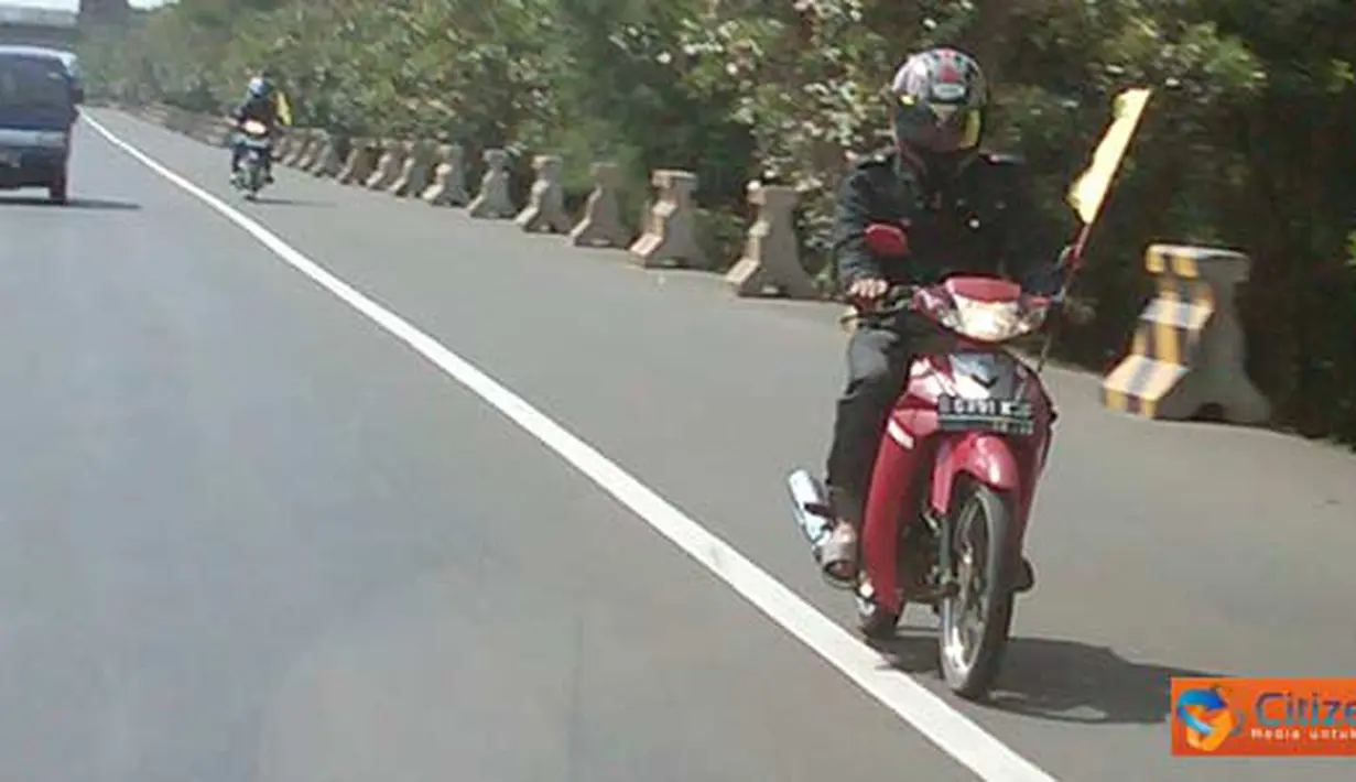 Citizen6, Jakarta: Tiga sepeda motor masuk Jalan Tol. Motor ini terlihat bersama rombongan pengantar jenazah, masuk dari arah UKI Cawang, dan keluar di Pintu Tol Cibubur 1, Minggu (10/4) siang.(Pengirim: Adrianto)
