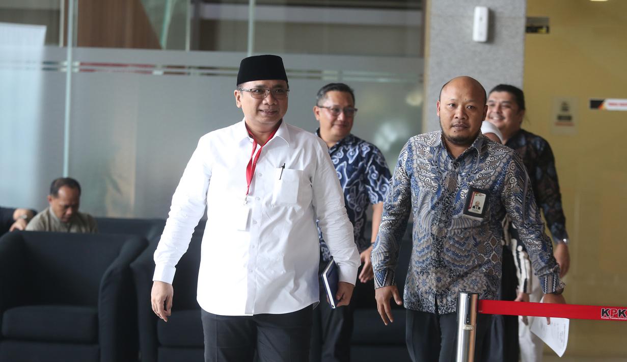 Namun kali ini, Yaqut Cholil Qoumas diperiksa sebagai saksi untuk tersangka lainnya, yakni Ishfah Abidal Aziz alias Gus Alex. Tampak dalam foto, tersangka kasus dugaan korupsi kuota haji, Yaqut Cholil Qoumas (kiri) bersiap menjalani pemeriksaan di Gedung Merah Putih Komisi Pemberantasan Korupsi (KPK), Jakarta, Jumat (30/1/2026). (merdeka.com/Arie Basuki)