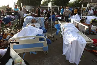 Pasien berada di luar rumah sakit di Catia La Mar, Venezuela, Kamis (25/6/2026), setelah bangunan tersebut rusak akibat dua gempa hebat yang terjadi pada Rabu (24/6) malam. (Dok. AP/Pedro Mattey)