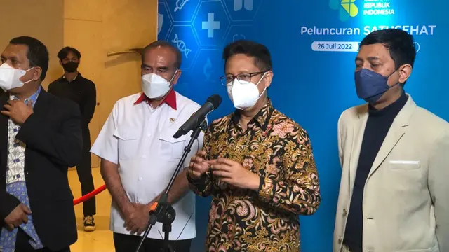 Menteri Kesehatan Budi Gunadi Sadikin (Tengah)