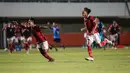 Muhammad Ridho Ikhsan (kiri) dan Rizdjar Nurviat Subagja berlari ke arah Muhammad Nabil Asyura sebagai penendang terakhir Timnas Indonesia U-16 yang mampu membobol gawang Myanmar dalam drama adu penalti. (Bola.com/Bagaskara Lazuardi)