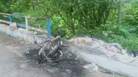 Sepeda motor diduga milik terduga pencuri dibakar massa