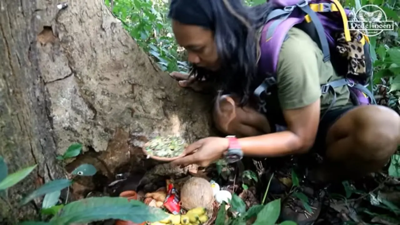 Viral, Pria Ini Mukbang Sesajen di Tengah Hutan