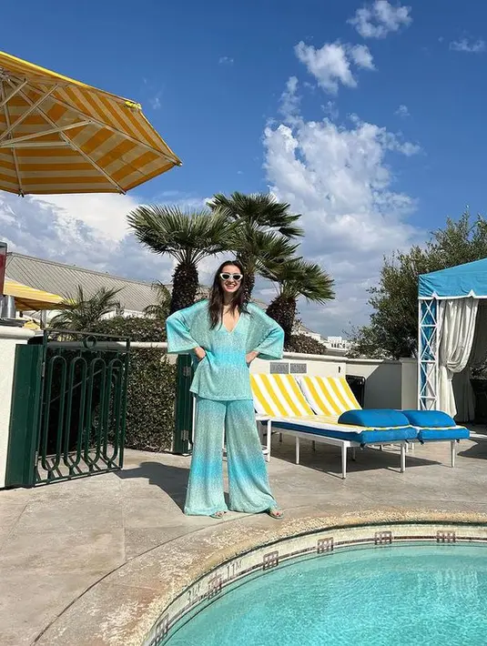 Rambutnya juga dibiarkan terurai menghadirkan gaya musim panas yang khas.