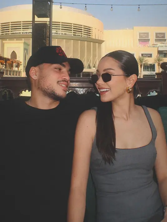 Tak sendiri, Alyssa Daguise menikmati liburannya dengan kekasih tercinta. Mereka juga merayakan anniversary pertama sebagai sepasang kekasih. [Instagram.com/alyssadaguise]