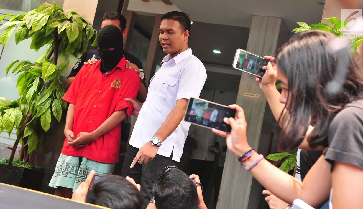 Pelaku atas laporan Undang-Undang ITE dugaan tindak pedolfilia yang dilaporkan Nafa Urbach dihadirkan di Polda Metro Jaya, Jakarta, Selasa (10/10). Pelaku berinisial MHHS itu berumur 19 tahun. (Liputan6.com/Helmi Afandi)
