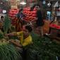 Para pedagang menjalankan aktivitas rutin jual beli sayur mayur di pasar Induk Kramat Jati, Jakarta, Rabu (7/4/2021).  Semua bahan pangan seperti cabai dan bawang akan stabil jelang puasa Ramadan dan Lebaran Idul Fitri 2021. (merdeka.com/Imam Buhori)