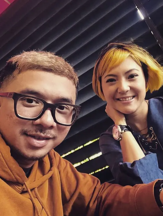 Sekitar enam bulan menjalani kisah cinta, pasangan yang memiliki kesamaan hobi main motor dan mendengarkan musik itu akan meresmikan hubungannya hari ini, Sabtu 24 Maret 2018. (Instagram/gussaoki)