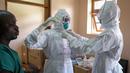 Dokter mengenakan peralatan pelindung saat mereka bersiap untuk mengunjungi pasien yang melakukan kontak dengan korban Ebola, di bagian isolasi Rumah Sakit Rujukan Regional Entebbe di Entebbe, Uganda Kamis, 20 Oktober 2022. Pejabat WHO mengatakan pada Kamis (20/10), Wabah Ebola di Uganda berkembang pesat dalam sebulan yang membuat situasi yang sulit bagi petugas kesehatan di lapangan. (AP Photo/Hajarah Nalwadda)