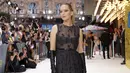 <p>Lawrence melengkapi penampilannya dengan heels runcing berwarna hitam. (Photo by Vianney Le Caer/Invision/AP)</p>