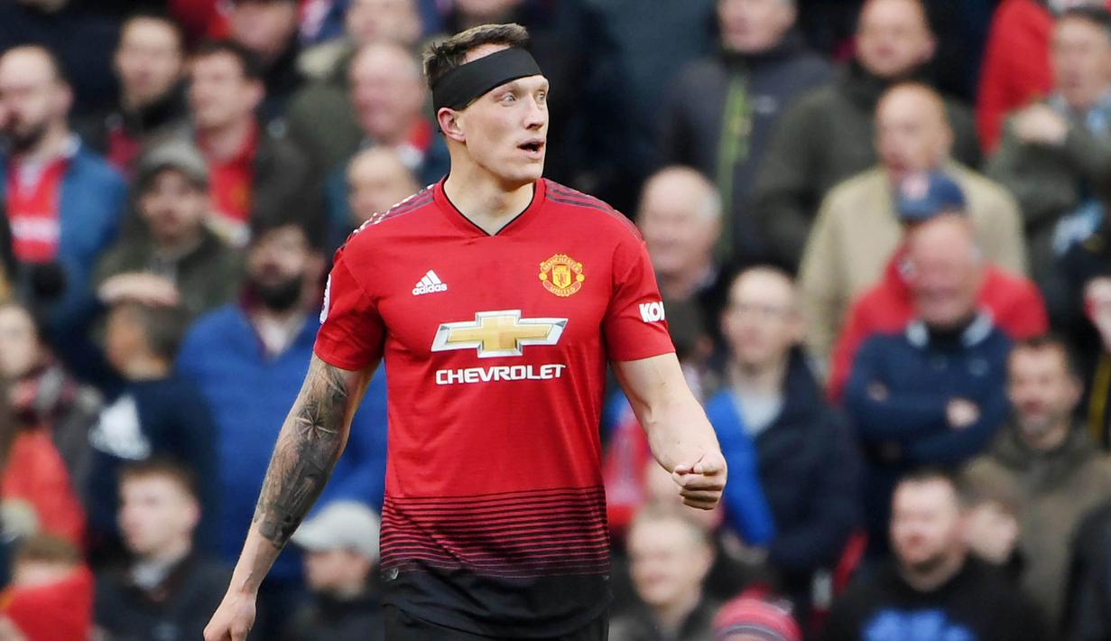 Phil Jones - Bek asal Inggris ini merupakan salah satu pemain senior di Manchester United saat ini. Dirinya sudah memperkuat Setan Merah sejak tahun 2011. Selama berkarier di MU, Jones pernah merasakan sekali gelar juara Premier League, mengangkat trofi Liga Europa dan FA Cup.