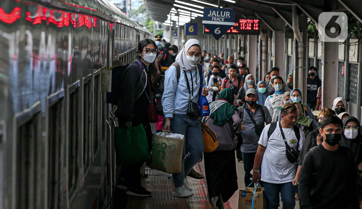 <p>Para pemudik turun dari Kereta Api Tawang Jaya di Stasiun Pasar Senen, Jakarta, Senin (24/4/2023). (Liputan6.com/Faizal Fanani)</p>