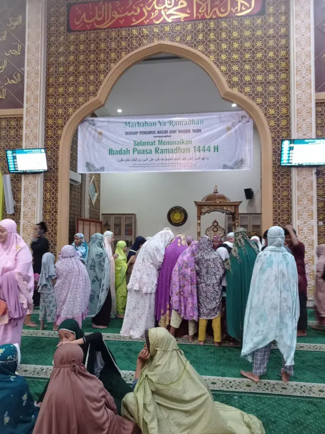 6 Momen Minta TTD Usai Tarawih yang Masih Terlihat di Beberapa Masjid, Bikin Rindu
