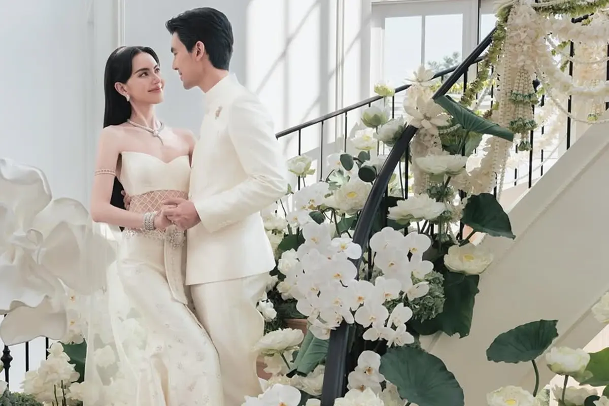 6 Potret Dekorasi Tangga Pernikahan Davika Hoorne, Elegan Bernuansa Putih Klasik
