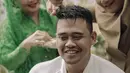 Orang tua calon pengantin laki-laki, Bobby Nasution memotong rambut saat prosesi siraman di Hotel Alila, Solo, Selasa (7/11). Lokasi siraman Bobby ini berlangsung di lantai 19 Hotel Alila. (Liputan6.com/Pool/All Seasons Photo)
