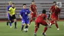 Striker Thailand Supachok Sarachat menggiring bola saat melawan Timnas Indonesia U-22 pada laga SEA Games 2019 di Stadion Rizal Memorial, Manila, Filipina, Selasa (26/11/2019). Indonesia menang 2-0 atas Thailand. (Bola.com/M Iqbal Ichsan)