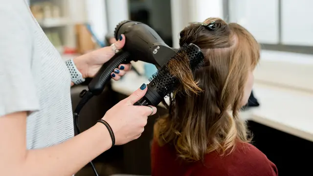 6 Gaya Rambut Simple untuk ke Kantor: Cepat, Praktis, dan Stylish