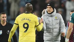 Pelatih Chelsea Thomas Tuchel (kanan) memberikan selamat kepada Romelu Lukaku usai Chelsea mengalahkan Aston Villa 3-1 dalam pertandingan lanjutan Liga Inggris 2021/2022 di Villa Park 26 December 2021. (AFP/Oli Scarff)
