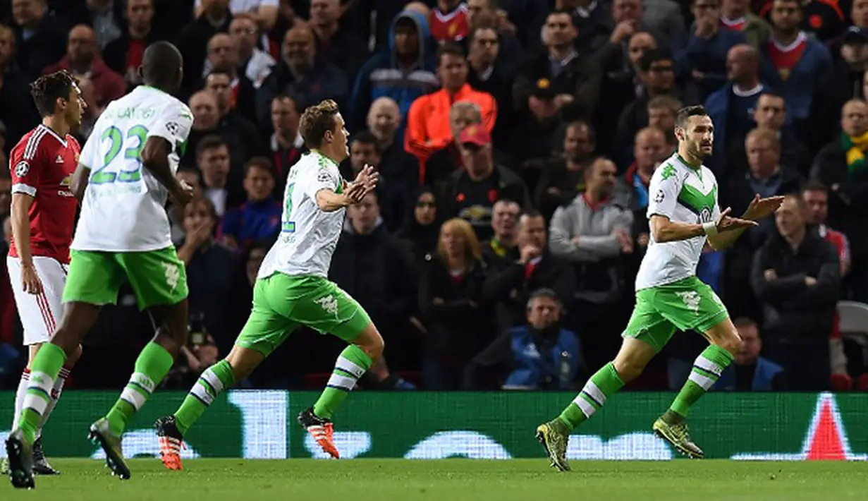 Gelandang Wolfsburg, Daniel Caligiuri (kanan) melakukan selebrasi usai mencetak gol kegawang MU pada laga Liga Champions di Stadion Old Trafford, Inggris, Kamis (1/10/2015). MU menang atas Wolfsburg dengan skor 2-1. (AFP PHOTO/PAUL ELLIS)