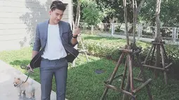 Ia adalah seorang artis di Thailand, yang dikenal dengan nama Phuwaryne Keenan. Perempuan 'ganteng' itu biasa dipanggil Zee. (instagram.com/zeezeez)