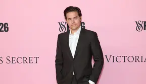 Dylan Sprouse Tuai Pro Kontra soal Ucapan Anak Hasil Inses, Kini Balik Meledek Pakai Meme