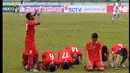 Penyerang timnas U-16, Gunansar P Mandowen (kiri) marayakan selebrasi usai mencetak gol di laga uji coba melawan Persib U-16 di Stadion Siliwangi, Bandung, Jumat (27/2/2015). Timnas U16 Indonesia menang 4-2 atas Persib U16. (Liputan6.com/Andrian M Tunay)