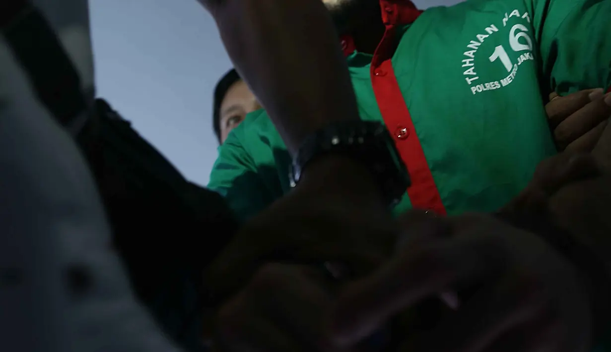 Ridho Rhoma dibawa petugas usai menjalani pemeriksaan di BNN, Jakarta, Kamis (30/3). Ridho diperiksa psikologis dan assesment selama enam jam terkait kasus penggunaan dan kepemilikan narkoba. (Liputan6.com/Gempur M. Surya)