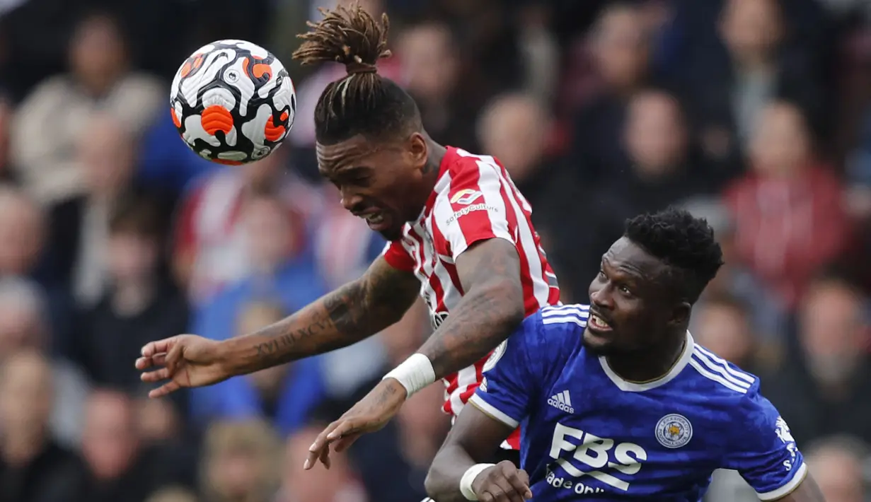 Pemain dengan jumlah offside yang sama dengan Vardy adalah Ivan Toney (kiri). Ia telah terjebak offside sebanyak 12 kali, namun baru mencetak 3 gol untuk Bentford hingga pekan ke-12 Liga Inggris musim ini. (AFP/Adrian Dennis)