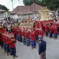 Gunungan yang membentuk seperti gunung dengan bagian ujung yang lancip disebut gunungan wadon. Berisi kue-kue kecil dan hasil bumi.