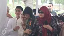 Tangis Marini Zumarnis saat prosesi pemakaman ayahnya, Zumarnis Zein, di TPU Karet Bivak, Jakarta, Jumat (17/6). Prosesi pemakaman ayah Marini Zumarnis dilakukan secara militer, diiringi bunyi tembakan. (Liputan6.com/Herman Zakharia)
