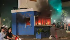 Pos Polisi di Bawah Flyover Slipi Dibakar Massa