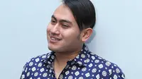 Sebagai sahabat, Iis merasa khawatir dengan tampilan pria berumur 27 tahun ini. Pelantun lagu Seroja itu khawatir Nassar akan kebablasan bereksperimen. (Nurwahyunan/Bintang.com)