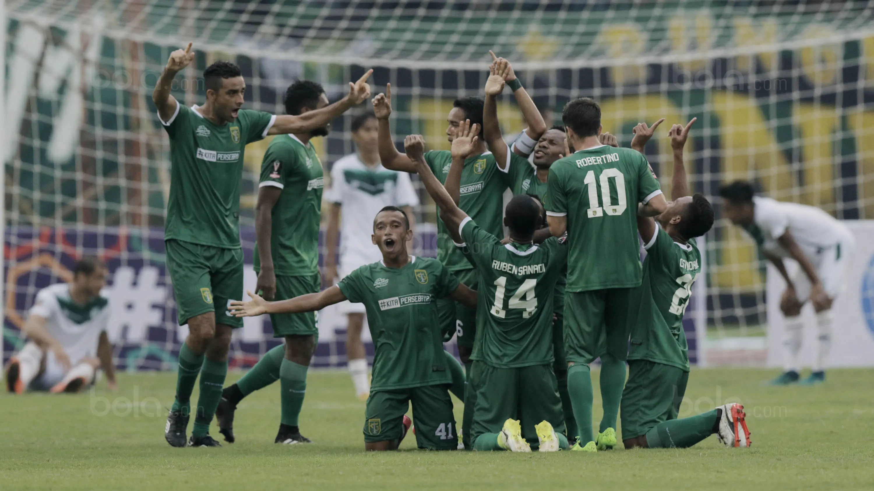 	Pemain Persebaya merayakan gol yang dicetak oleh Nelson Alom ke gawang PSMS pada laga perempat final Piala Presiden di Stadion Manahan, Solo, Sabtu, (3/2/2018). PSMS menang adu penalti atas Persebaya dengan skor 4-3. (Bola.com/M Iqbal Ichsan)