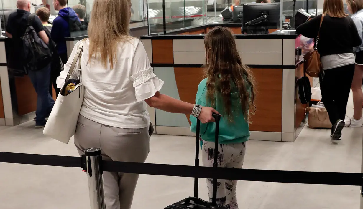 Penumpang pesawat mengantre untuk pemindaian wajah di bea cukai Bandara Internasional Orlando, Florida, Kamis (21/6). Ketentuan ini diberlakukan untuk semua penumpang yang tiba dan berangkat menggunakan penerbangan internasional. (AP/John Raoux)