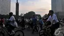  Presiden  Joko Widodo (Jokowi) saat bersepeda di kawasan Car Free Day melintasi Bundaran HI, Jakarta, Minggu (23/11/2014) (Liputan6.com/Herman zakharia)