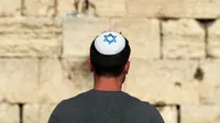 Ilustrasi pria menggunakan kippah, topi khas Yahudi (AP)