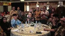 Menteri Pertahanan Ryamizard Ryacudu, Wakil Presiden ke-6 RI, Try Sutrisno, Rachmawati Soekarnoputri, Salahuddin Wahid (Gus Solah), dan sejumlah Tokoh agama berdoa selama acara silaturahmi dengan Forum Rekat Anak Bangsa di Jakarta, Senin (12/8/2019). (Liputan6.com/Faizal Fanani)