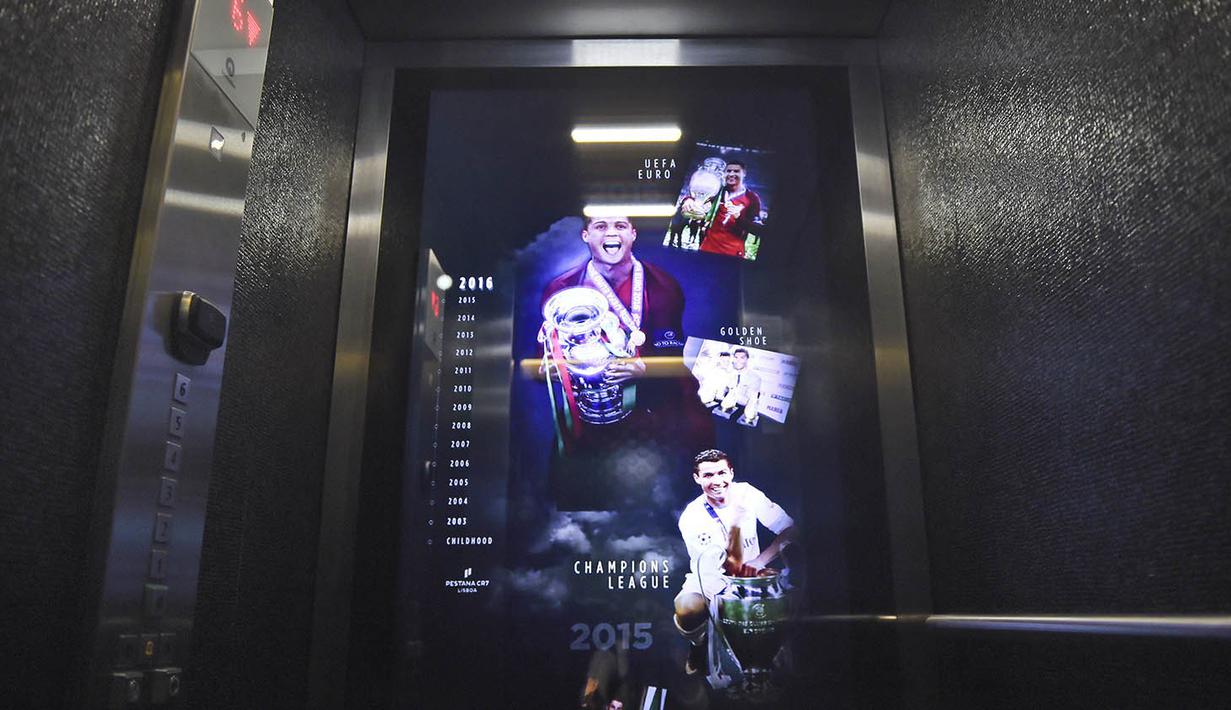 Ornamen seputar prestasi Cristiano Ronaldo menghiasi lift di Hotel Pestana CR7 Lisbon. Tahun depan CR 7 juga berencana membangun hotel lagi di Madrid dan juga New York. (AFP/Patricia De Melo Moreira)