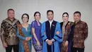 <p>Formasi lengkap foto di acara wisuda Azriel Hermansyah. Potret yang begitu memancarkan kehangatan. (Foto: Instagram/ ashanty_ash)</p>