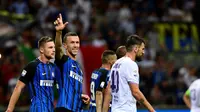 Penyerang Inter Milan, Ivan Perisic, merayakan gol ke gawang Fiorentina pada laga Serie A, di Giueseppe Meazza, Senin (21/8/2017) dini hari WIB. (AFP/Miguel Medina). 