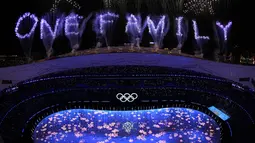 Kembang api meledak saat upacara penutupan Olimpiade Musim Dingin 2022, di Stadion Nasional, Beijing, China, Minggu (20/2/2022). Penutupan Olimpiade Musim Dingin 2022 melibatkan sedikitnya 1.000 seniman dan 3.000 pendukung lainnya. (AP Photo/Natacha Pisarenko)