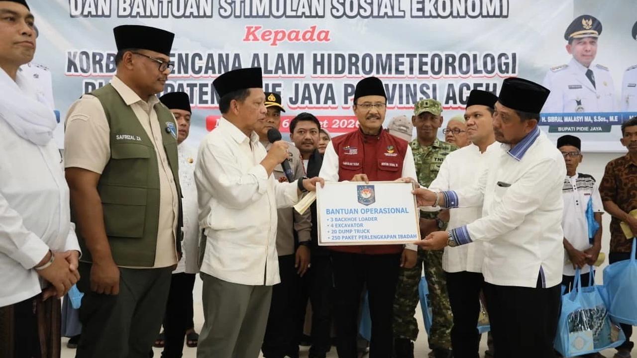 Kasatgas Percepatan Rehabilitasi dan Rekonstruksi (PRR) Tito Karnavian Salurkan Bantuan untuk Korban Bencana di Pidie Jaya