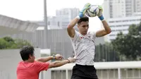 Kiper Timnas Indonesia, Nadeo Argawinata, menangkap bola saat sesi latihan di Stadion Madya, Jakarta, Selasa, (18/2/2020). Untuk meningkatkan performa kiper, Shin Tae-yong menambah porsi waktu latihan. (Bola.com/M Iqbal Ichsan)