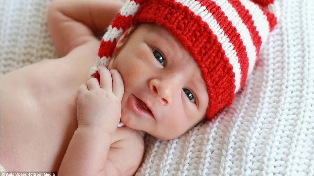 Bayi pakai aksesori ala Natal. (Daily Mail)
